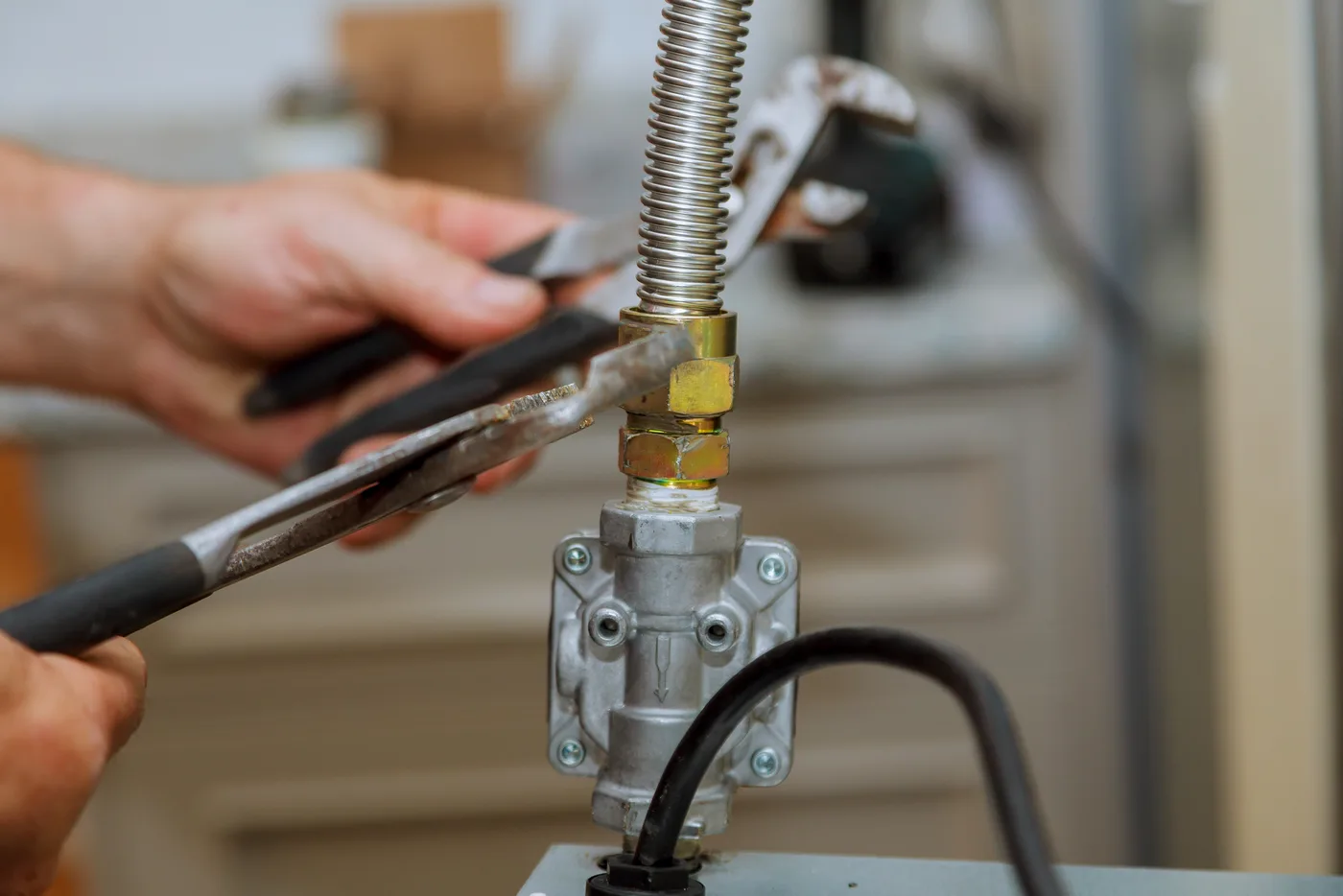 Tightening a gas connector on a shutoff valve